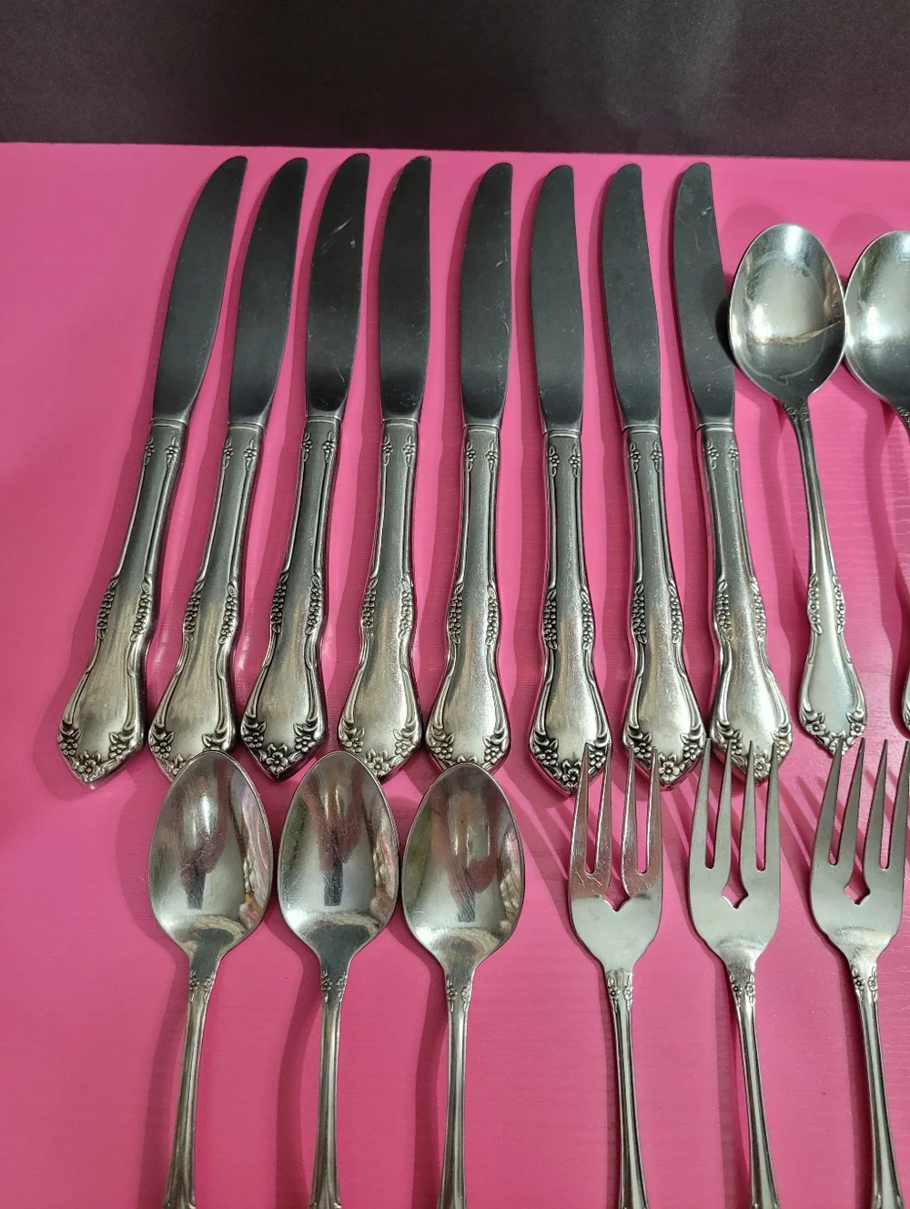 WM.A.Rogers Deluxe Stainless Oneida Ltd. Partial Silverware Set 20 Pieces (0664)